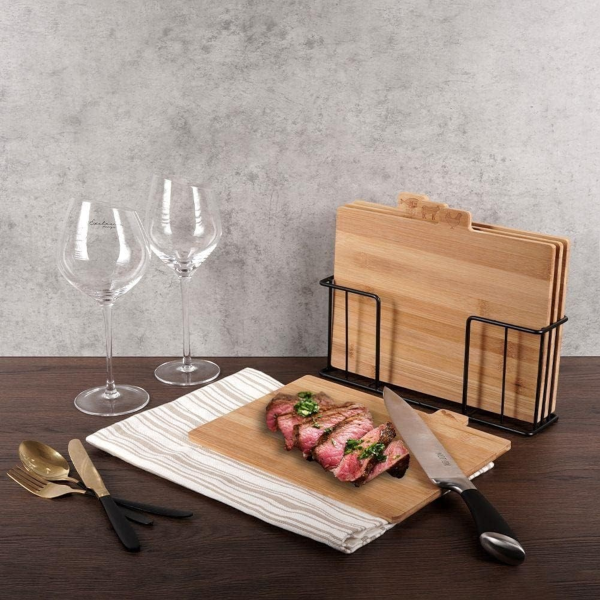 Set de tocatoare din bambus premium integrat estetic in designul unei bucatarii moderne.