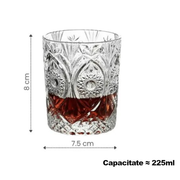 Pahar din sticla sculptata tip tumbler continand o bautura de culoare ambrei, indicand dimensiunile de 8 cm inaltime, 7.5 cm diametru si capacitatea de 225ml.