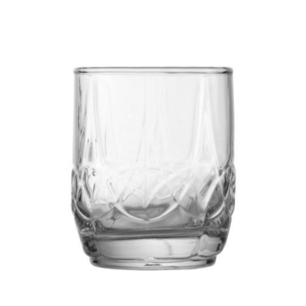 Vedere din fata a unui pahar de whisky gol din sticla tip tumbler cu model sculptat la baza, izolat pe fundal alb.