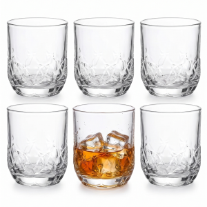 Set de pahare asezate pe doua randuri pe fundal alb, dintre care un pahar central este umplut cu whisky si cuburi de gheata stralucitoare.