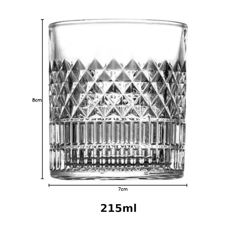 pahare de whisky din cristal masiv MADGENIX Noble de 215ml pline cu bourbon si cuburi de gheata, prezentate intr-un decor elegant de bar cu reflexii stralucitoare.
