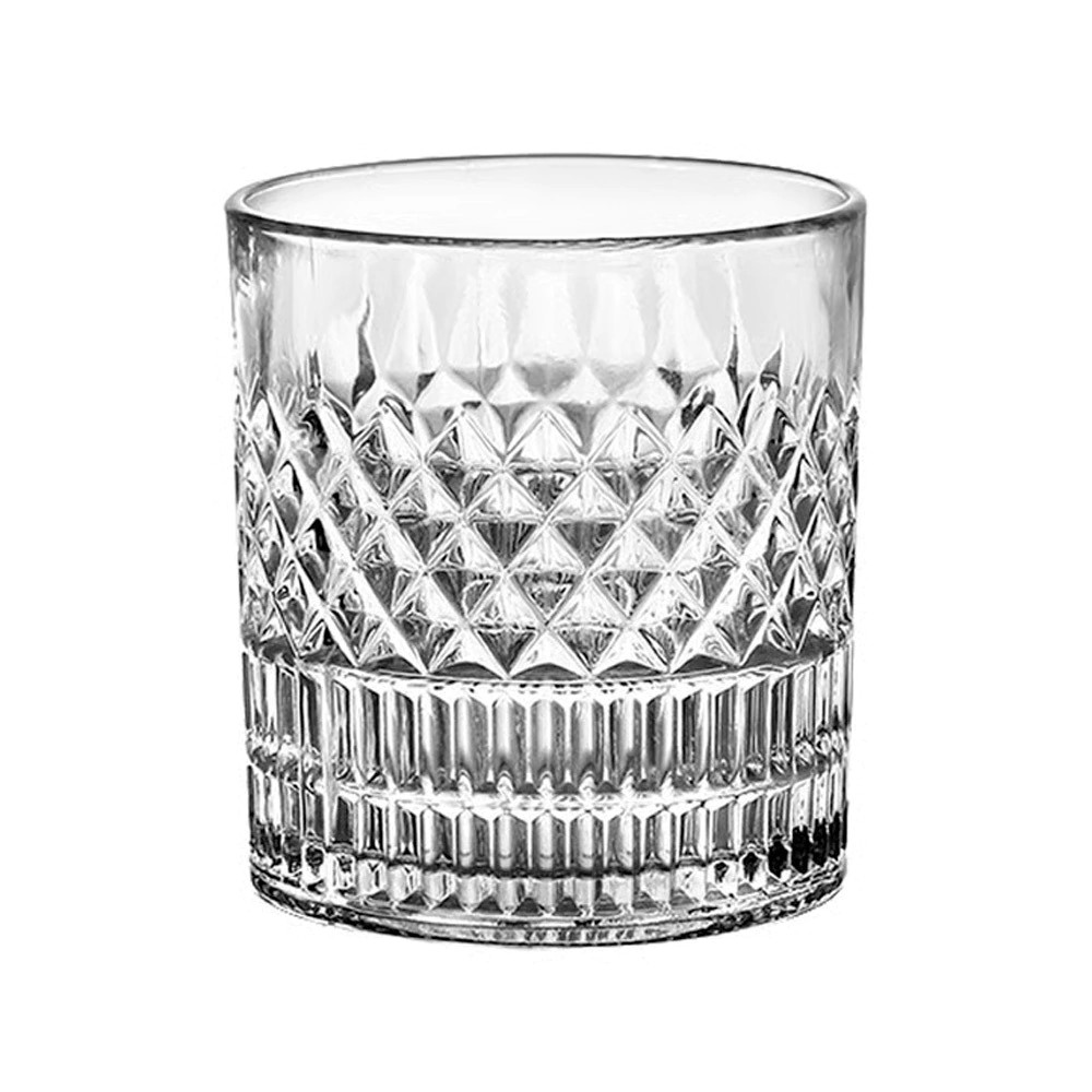 pahar tumbler din sticla cristalina premium Noble, evidentiind taieturile geometrice adanci in relief si baza groasa ponderata.