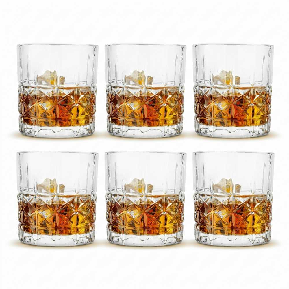Set 6 Pahare din Sticla pentru Whisky cu model 4 Experimentează luxul la fiecare degustare cu <b data-path-to-node="9" data-index-in-node="45">Setul de 6 pahare pentru whisky MADGENIX Noble</b>. Cu o capacitate generoasă de 325 ml și o bază masivă ponderată, aceste pahare tip tumbler din sticlă cristalină premium se remarcă prin tăieturile geometrice adânci în relief, care reflectă spectaculos lumina. Designul lor impunător și elegant le transformă în alegerea ideală pentru bourbon, scotch sau cocktailuri clasice și într-un cadou de excepție pentru cunoscători.