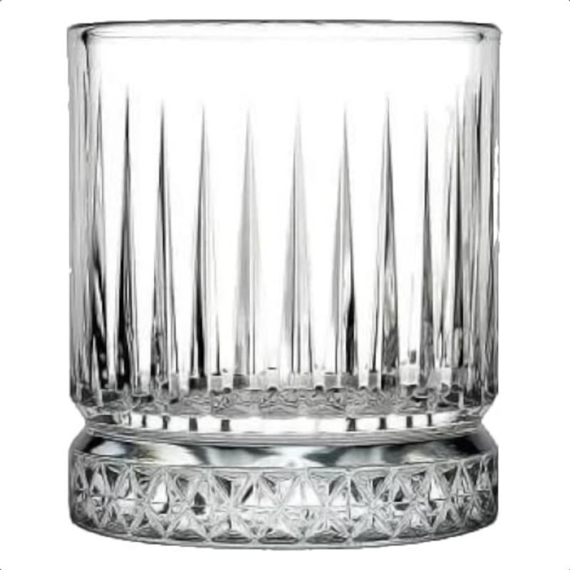 Pahar tumbler jos din sticla texturata, umplut cu bautura fina si o sfera mare de gheata, filmat dintr-un unghi apropiat.