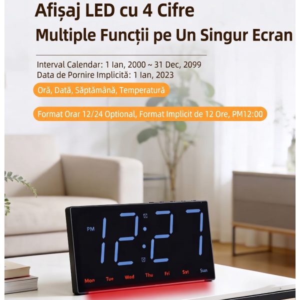 Ceas digital LED cu afișaj violet suspendat pe un perete din lemn ca decoratțiune interioară.