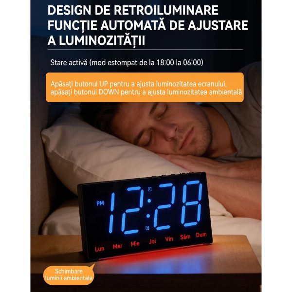 Ceas digital LED cu afișaj violet suspendat pe un perete din lemn ca decoratțiune interioară.