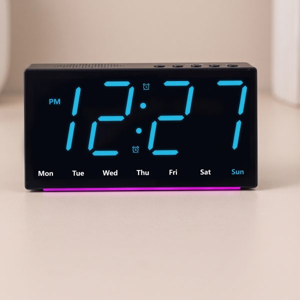 Ceas digital LED de birou cu carcasa neagra, afisaj cifre albastru si lumina ambiental de veghe la baza.