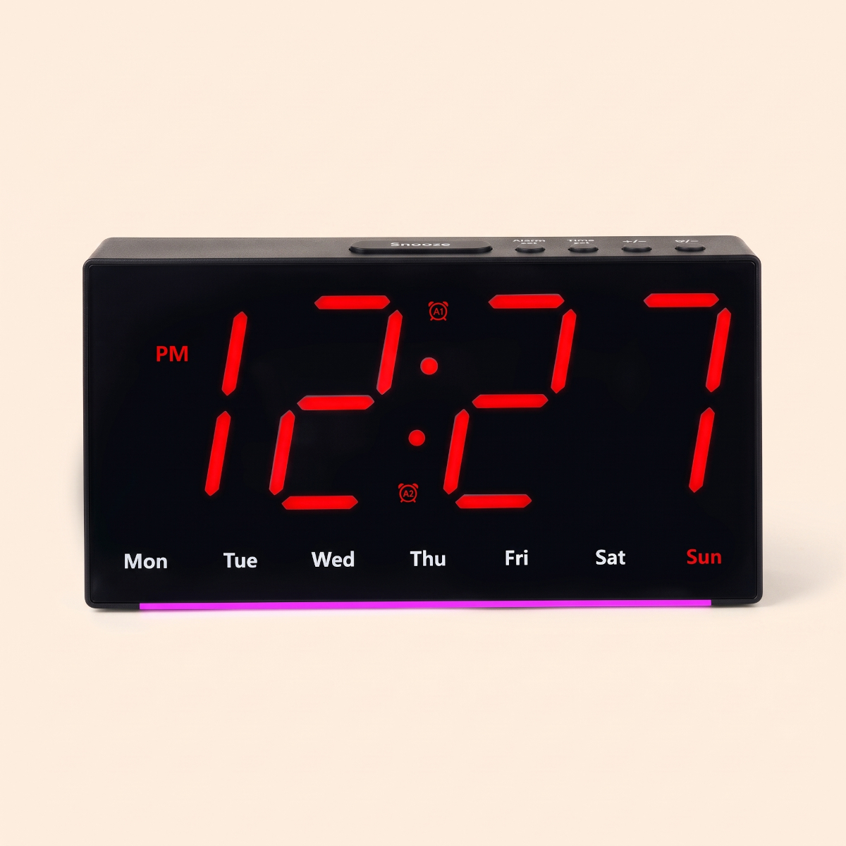 Ceas digital LED de birou cu carcasa neagra, afisaj cifre mari rosu si lumina ambiental de veghe la baza.