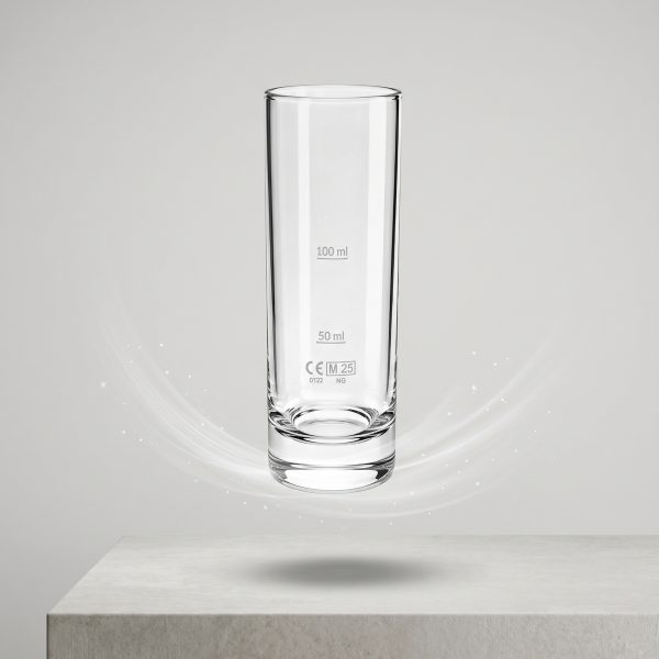 Pahar gradat transparent din sticla cu marcaje 50 ml si 100 ml plutind deasupra unui blat gri.