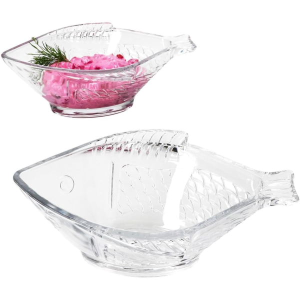 Bol transparent în formă de pește umplut cu o cremă roz decorată cu mărar.